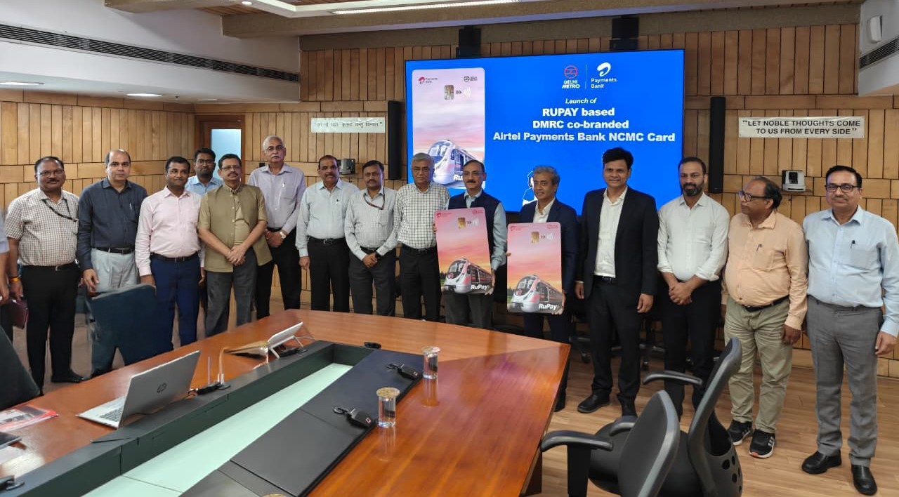 नई दिल्ली में वन नेशन वन कार्ड की शुरुआत करते हुए डीएमआरसी प्रमुख 