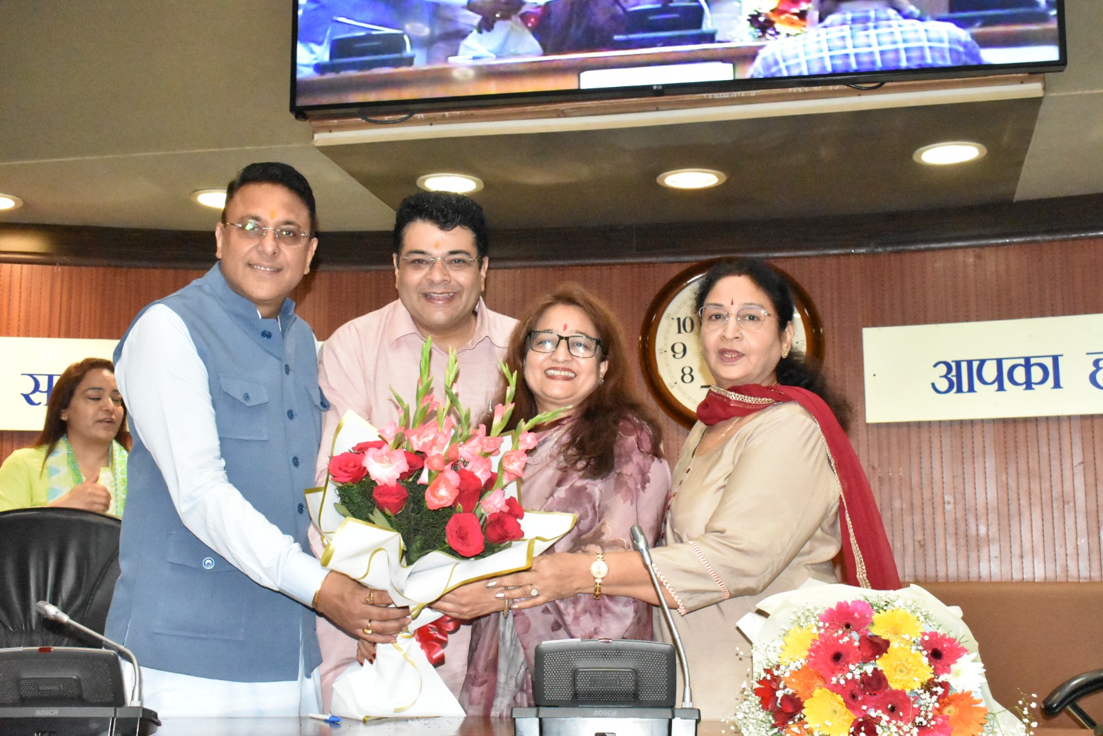 निगम वार्ड कमेटी चुनाव में जीत के नेता विपक्ष अंकुश नारंग बधाई देते हुए 