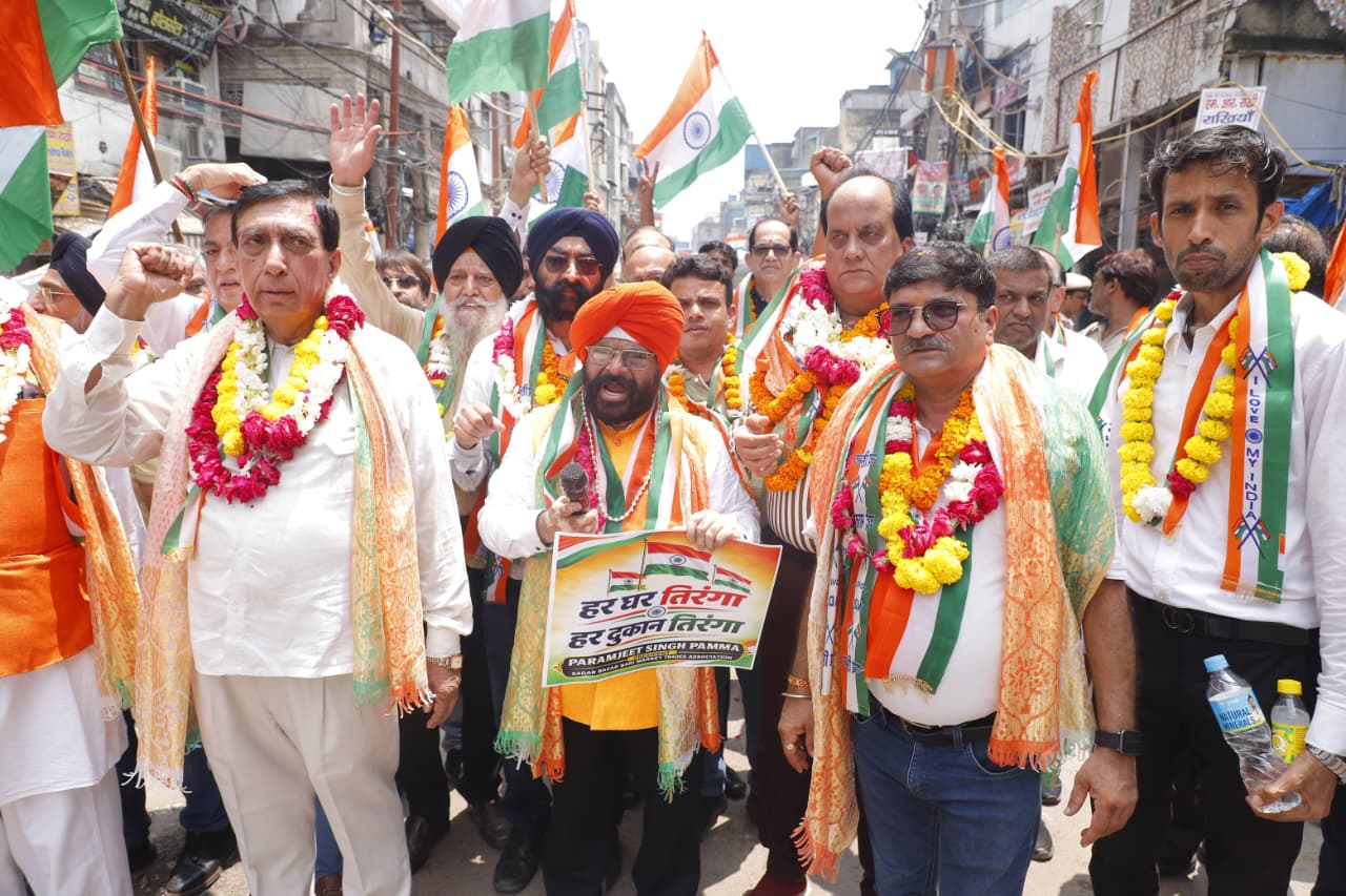 सदर बाज़ार में व्यापारियों सँग तिरंगा यात्रा निकालते हुए परमजीत सिँह पम्मा 