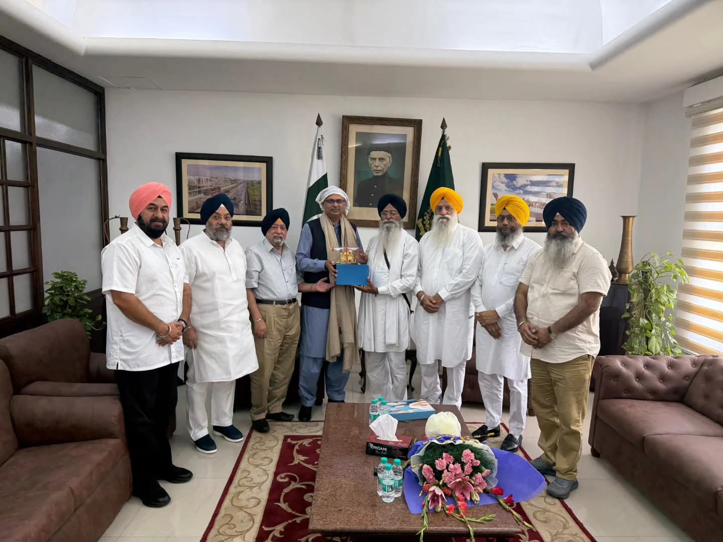 सिक्ख समुदाय का प्रतिनिधि मंडल पाकिस्तान जाने वाले श्रद्धांलुओं की संख्या बढ़ाने को लेकर विमर्श करते हुए