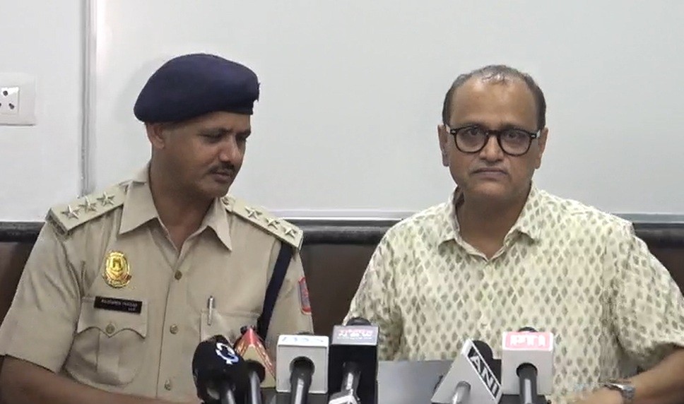डूसू चुनाव की तैयारियों के बारे में बताते हुए मनोज सिँह साथ में एसीपी दिल्ली पुलिस