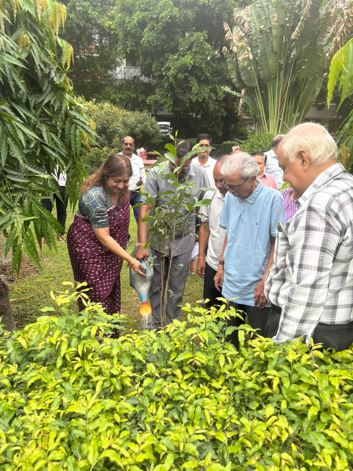 डिप्टी मेयर डॉ मोनिका पंत क्षेत्र की समस्याओं से अधिकारियों को अवगत कराते हुए