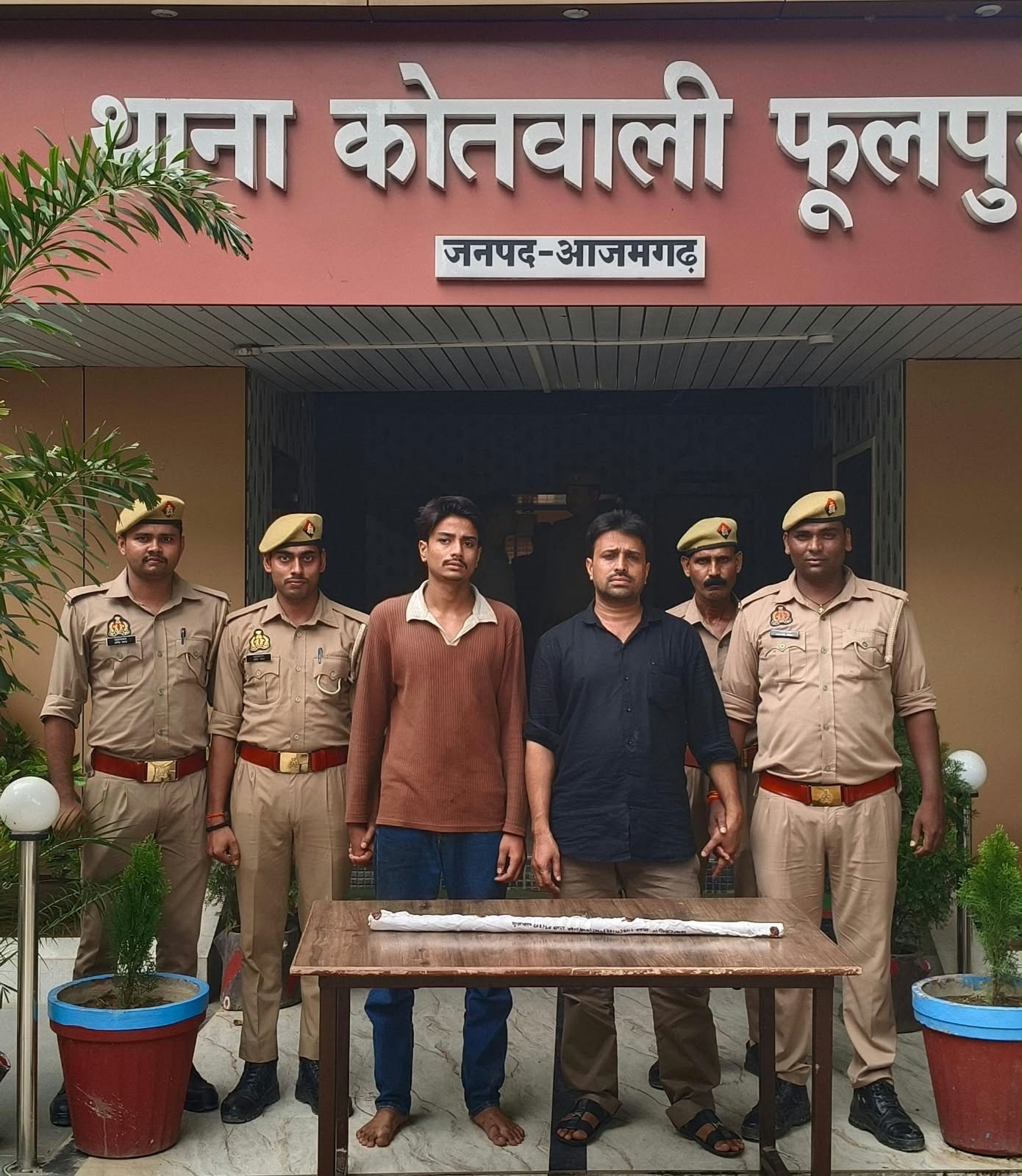 फूलपुर थाना क्षेत्र में गोबर विवाद में हुए मारपीट मामले में दो आरोपी गिरफ्तार 